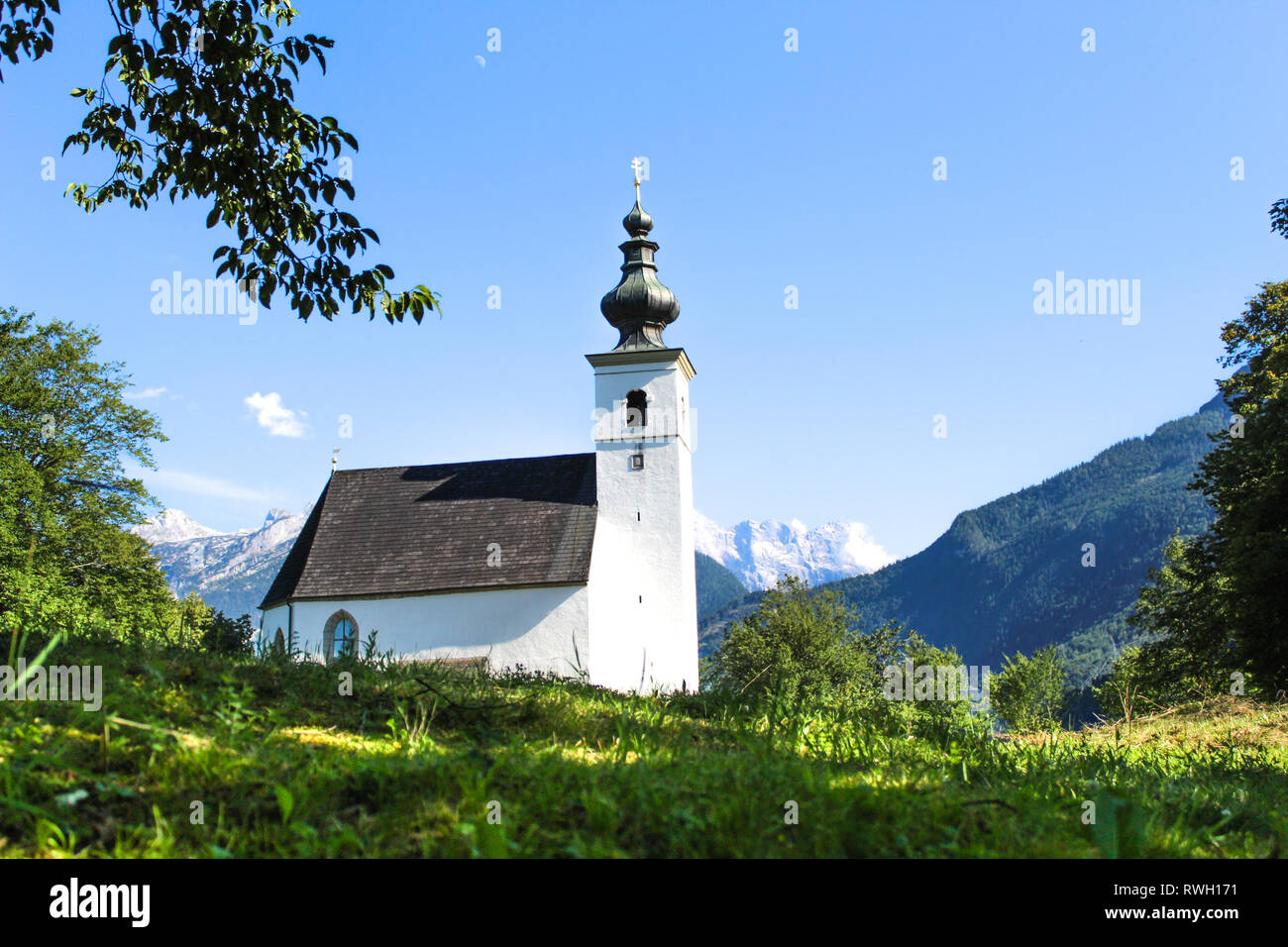 Weiße Kirche in den Alpen Stockfoto
