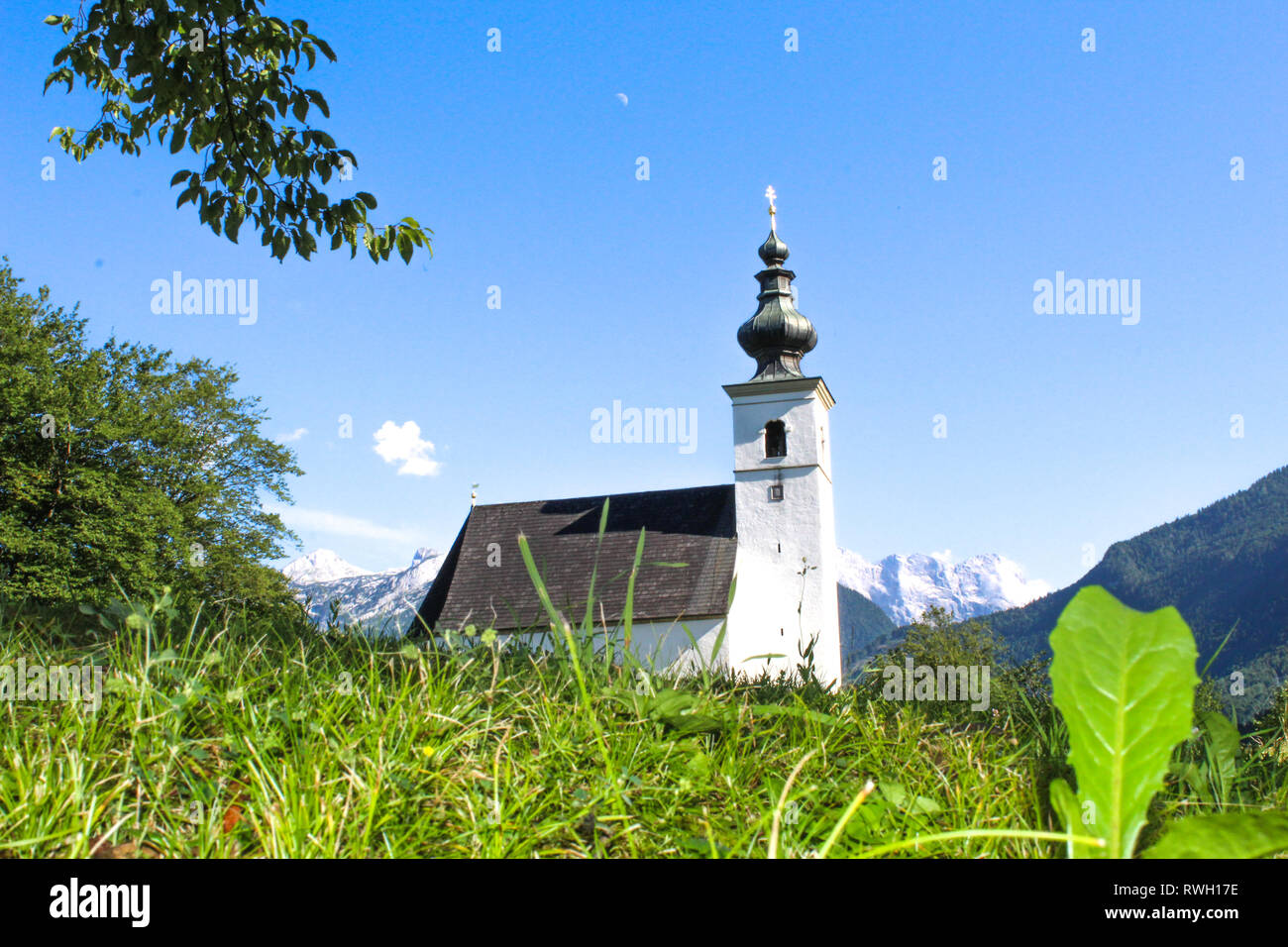 Weißen Kirche an einem sonnigen Tag in den Alpen Stockfoto