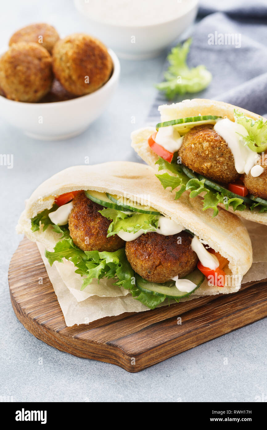 Pita Brot mit Falafel, frisches Gemüse, Salat und Sauce. Stockfoto