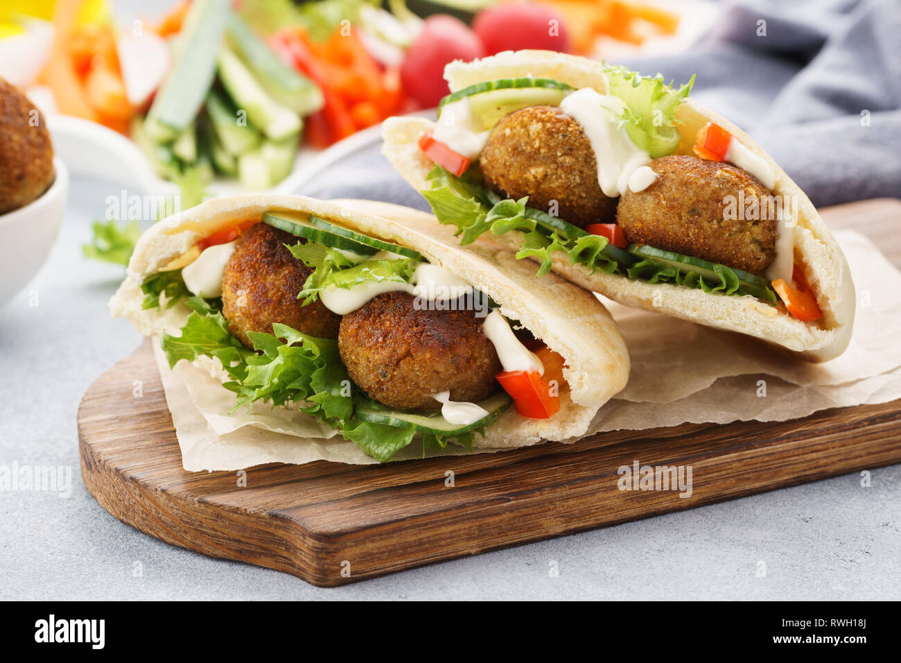 Gesunde vegetarische Falafel pita mit frischem Gemüse, Salat und Sauce. Stockfoto