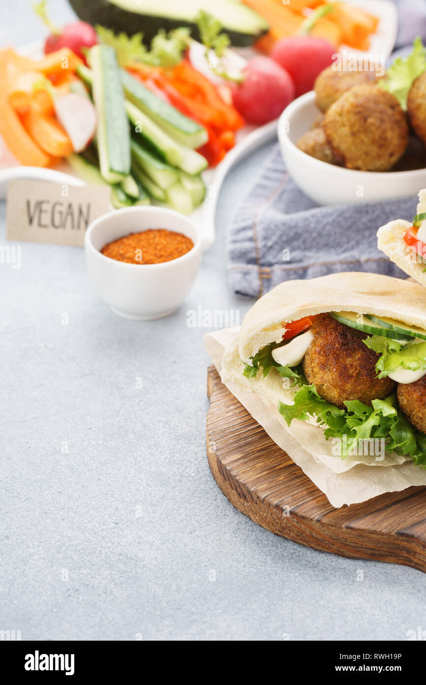 Pita Brot mit falafel, frische Gemüsestangen und Soße. Gesund Vegan essen. Stockfoto