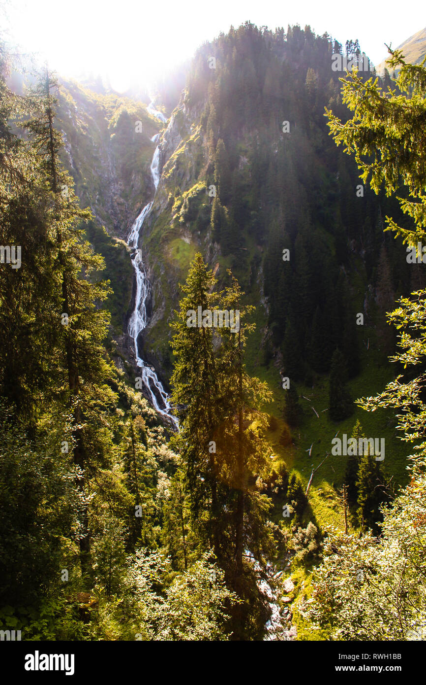 Wasserfall im Nationalpark Hohe Tauern. Auf dem Weg zum Gipfel Kesskogel. Stockfoto