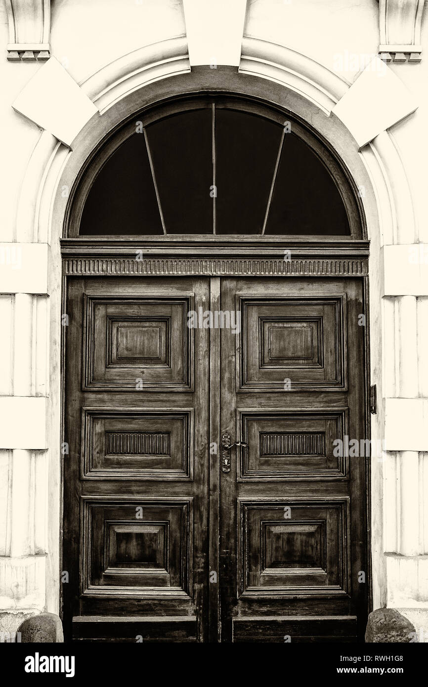 Vorderansicht eines alten hölzernen braunen Tür am Eingang des Hauses. Stockfoto