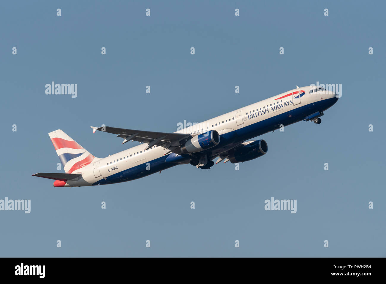 British Airways Airbus A321 Jet Flugzeug G-MEDL startet vom Flughafen London Heathrow, Großbritannien, in blauem Himmel Stockfoto