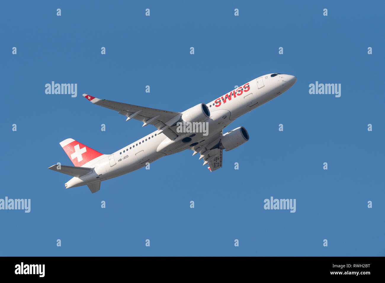 Swiss Airbus A220 Jet Flugzeug Flugzeug HB-JCO startet vom Flughafen London Heathrow, Großbritannien, in blauem Himmel. Swiss International Air Lines Stockfoto