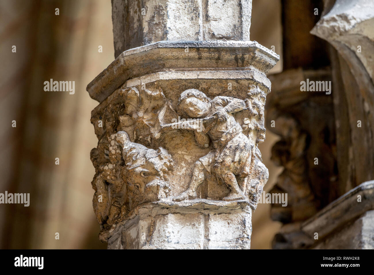 Ein Kapital von Kreuzgang der Kathedrale von San Salvador de Oviedo, Asturien, Spanien Stockfoto