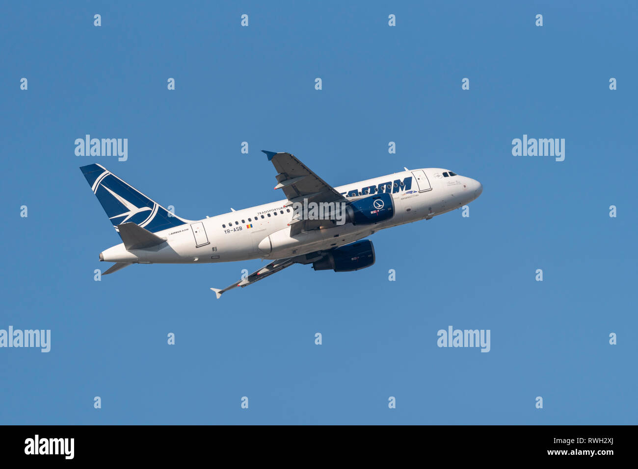 Tarom Airbus A318 Jet Flugzeug YR-ASB startet vom Flughafen London Heathrow, Großbritannien, in blauem Himmel Stockfoto