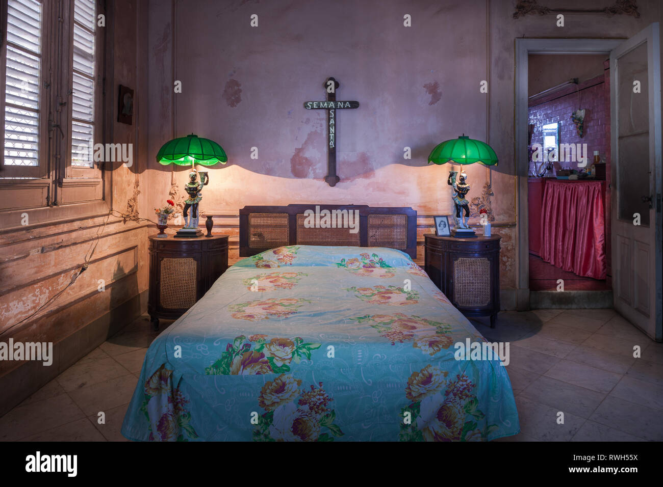 Vedado, Havanna, Kuba. 22 Juni, 2017. Ein Schlafzimmer in einem Kolonialhaus, Vedado, Havanna, Kuba. Stockfoto