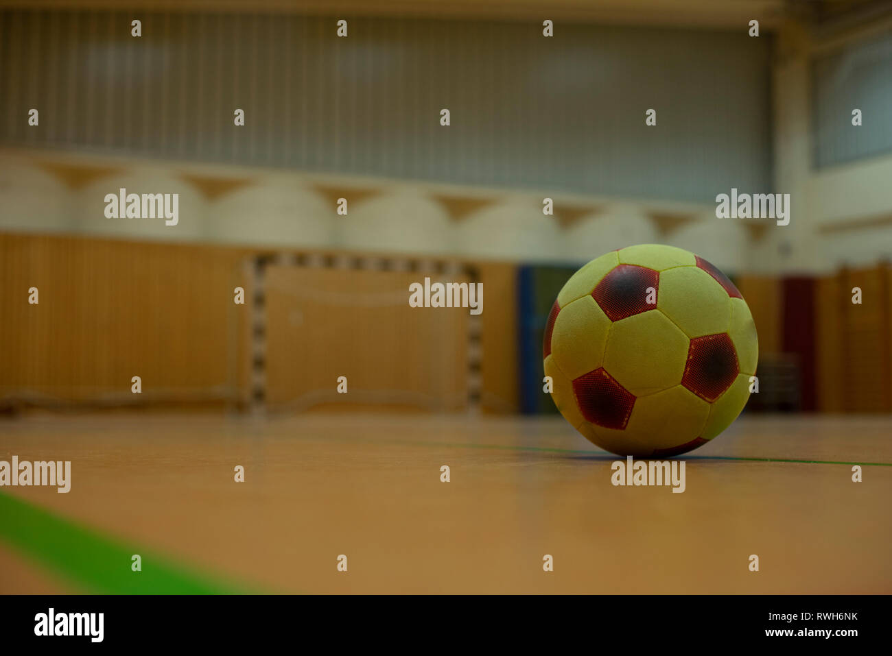 Soccer Ball in einen modernen Fitnessraum Stockfoto