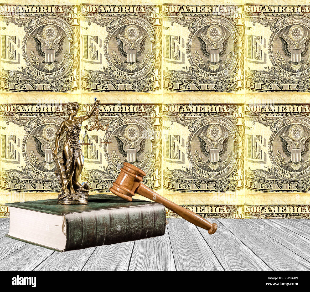 Justitia Statuen auf das Buch mit gerichtlichen Hammer mit Holzboden und aufgerollten Banknote von 1 US-Dollar als Hintergrund Stockfoto