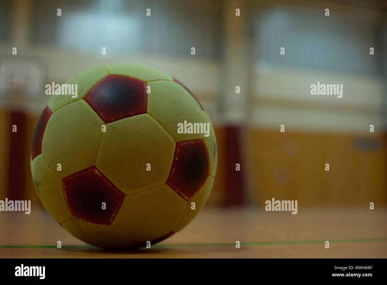 Soccer Ball in einen modernen Fitnessraum Stockfoto