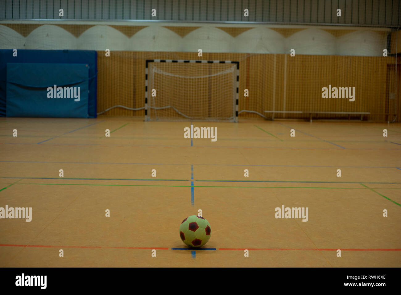 Soccer Ball in einen modernen Fitnessraum Stockfoto