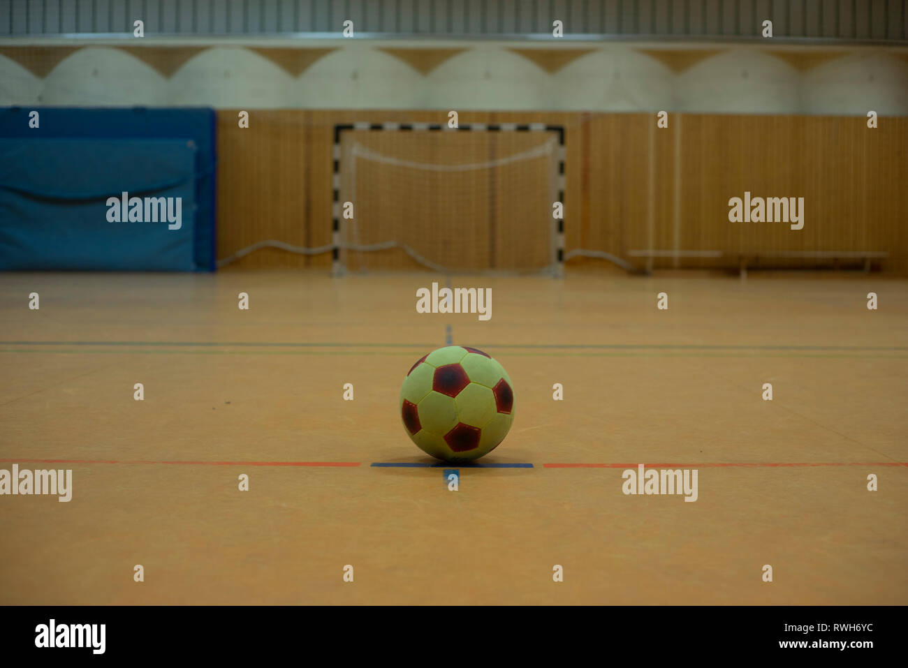 Soccer Ball in einen modernen Fitnessraum Stockfoto