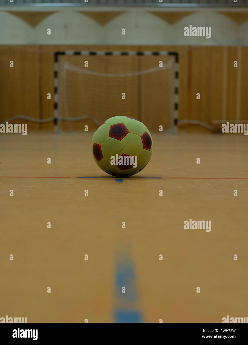 Soccer Ball in einen modernen Fitnessraum Stockfoto
