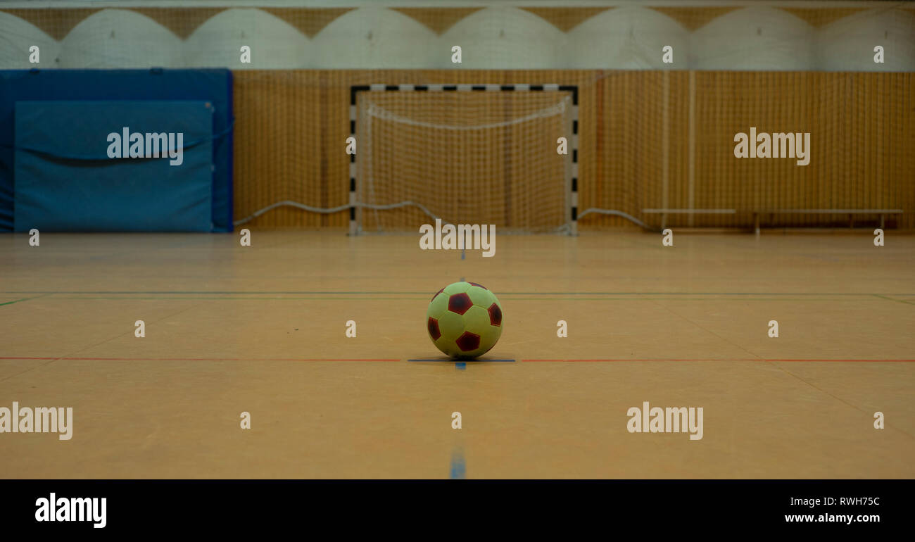 Soccer Ball in einen modernen Fitnessraum Stockfoto