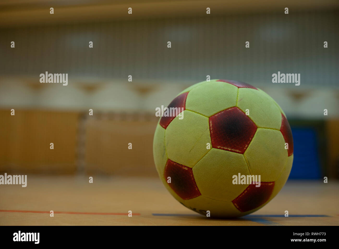Soccer Ball in einen modernen Fitnessraum Stockfoto