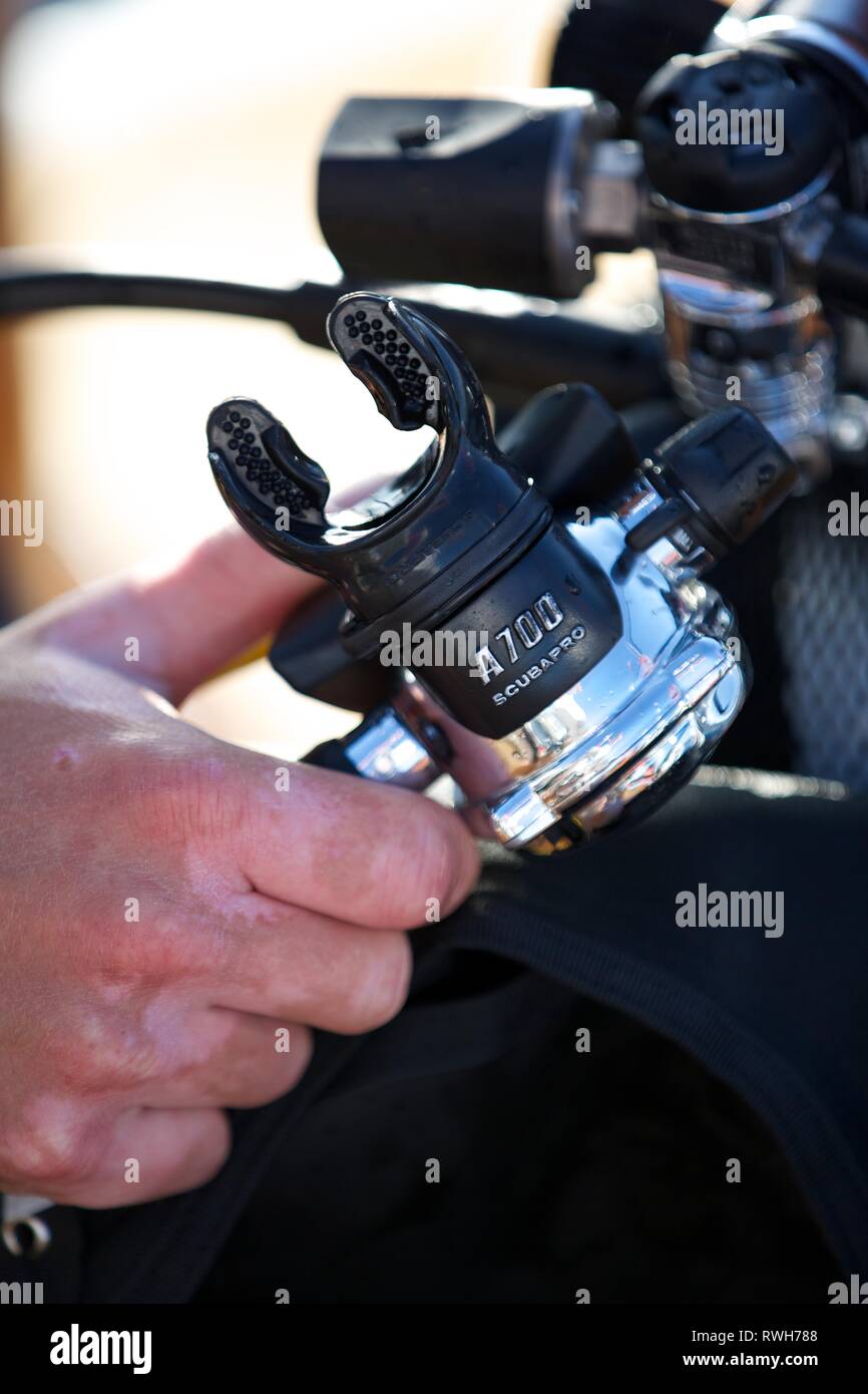 Tauchen Sie Hände tauchen Ausrüstung einschließlich Sauerstoff Manometer an Bord Boot - geeignet für Tauchen Safety Training Stockfoto