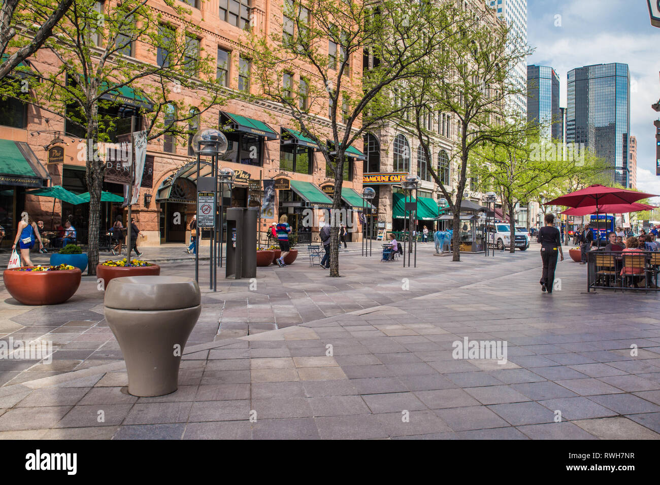 DENVER, Colorado - APRIL 30. 2018: Blick auf die Wahrzeichen der 16th Street Mall, ein Einkaufszentrum in der Innenstadt von Denver Colorado mit Menschen sichtbar. Stockfoto