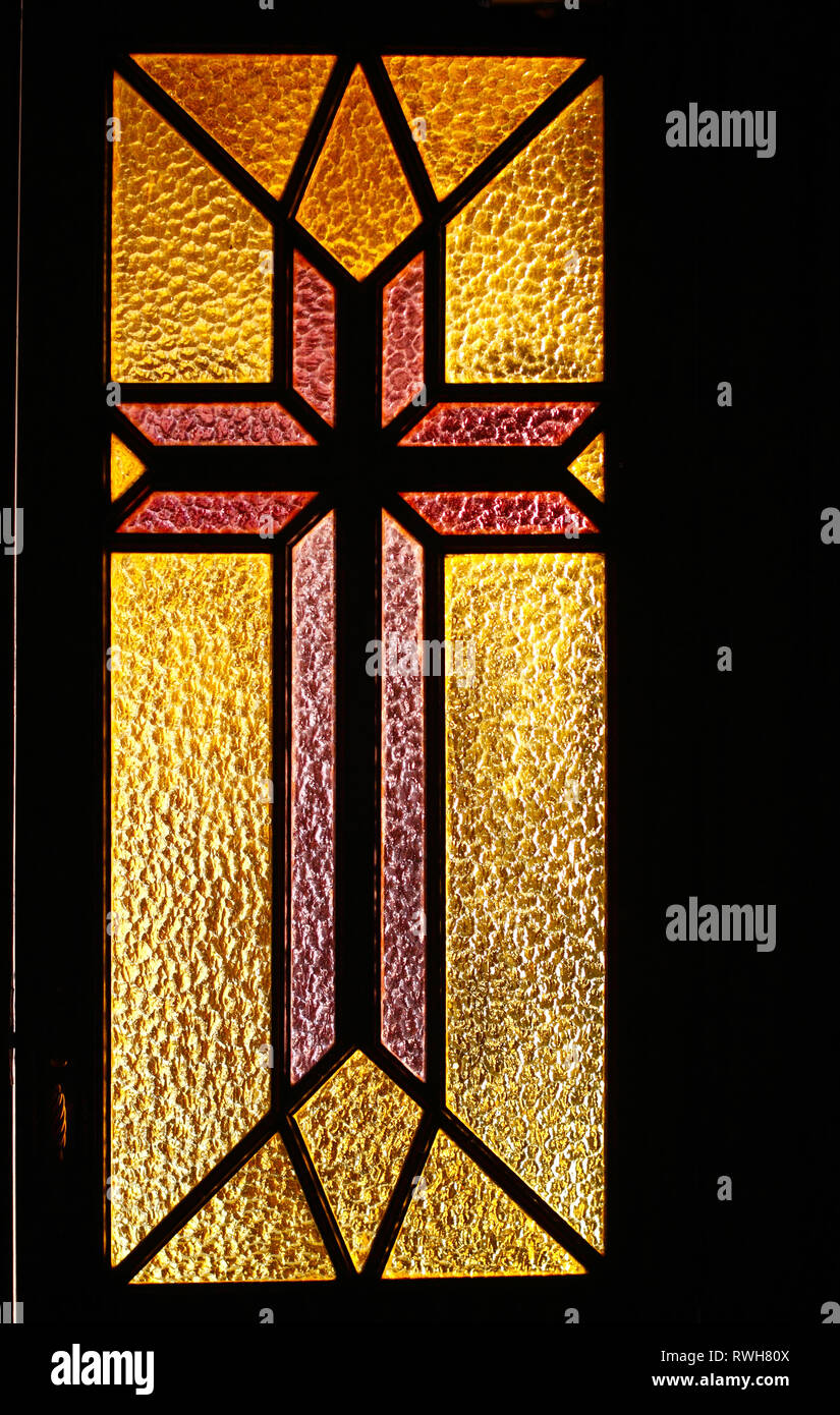 Einfache Glasfenster In Der Tur Einer Katholischen Kirche Stockfotografie Alamy