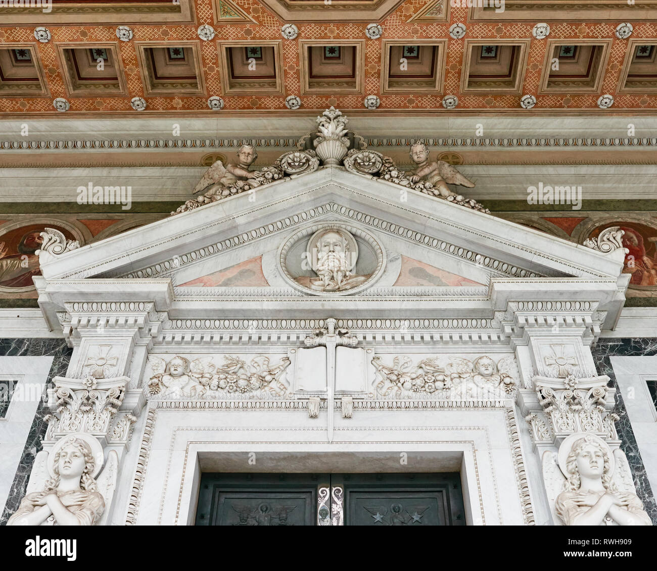 Rom, Detail der Tür der Päpstlichen Basilika St. Paul vor den Mauern Stockfoto