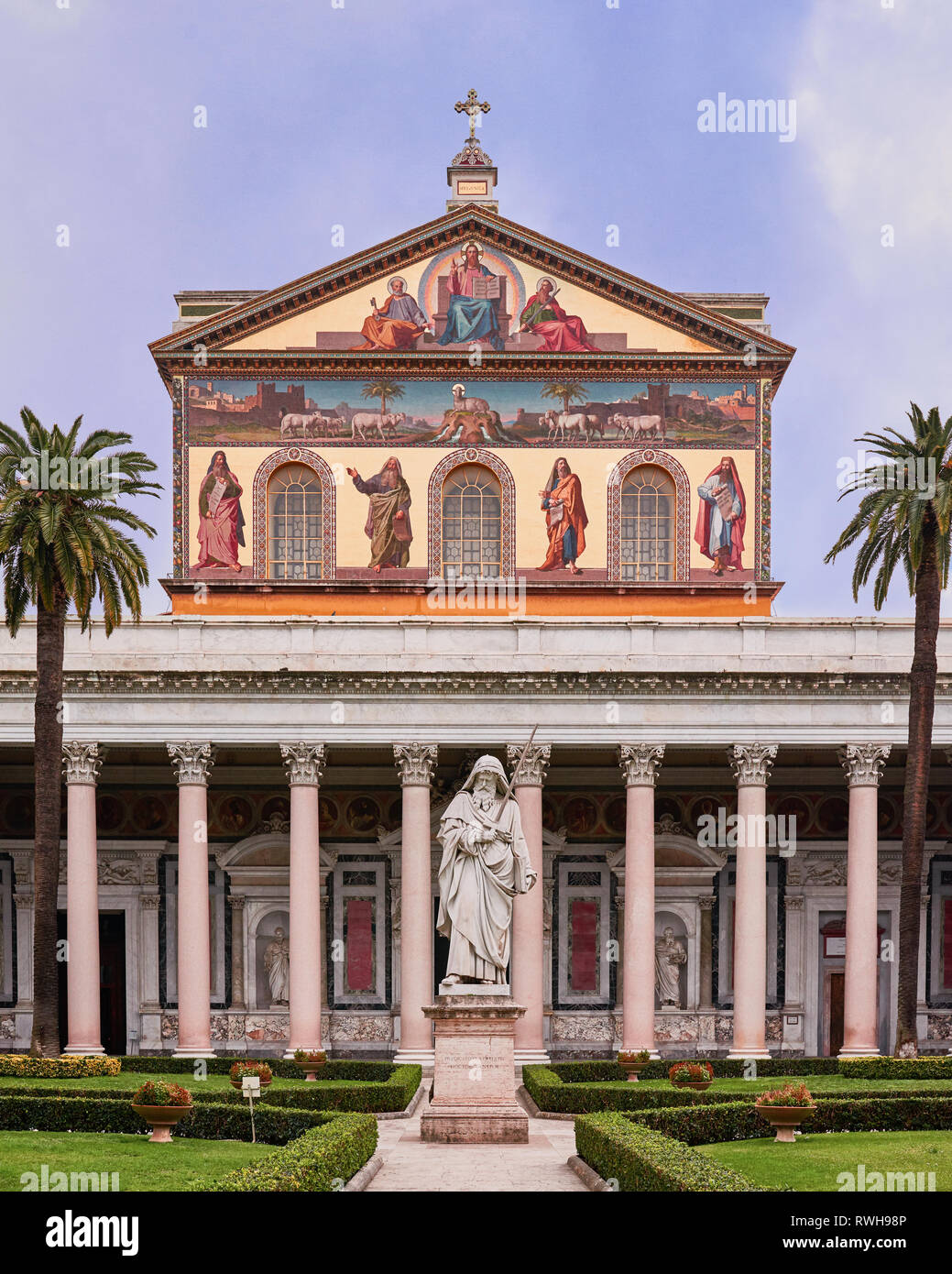 Rom, Außenfassade der Päpstlichen Basilika St. Paul vor den Mauern Stockfoto