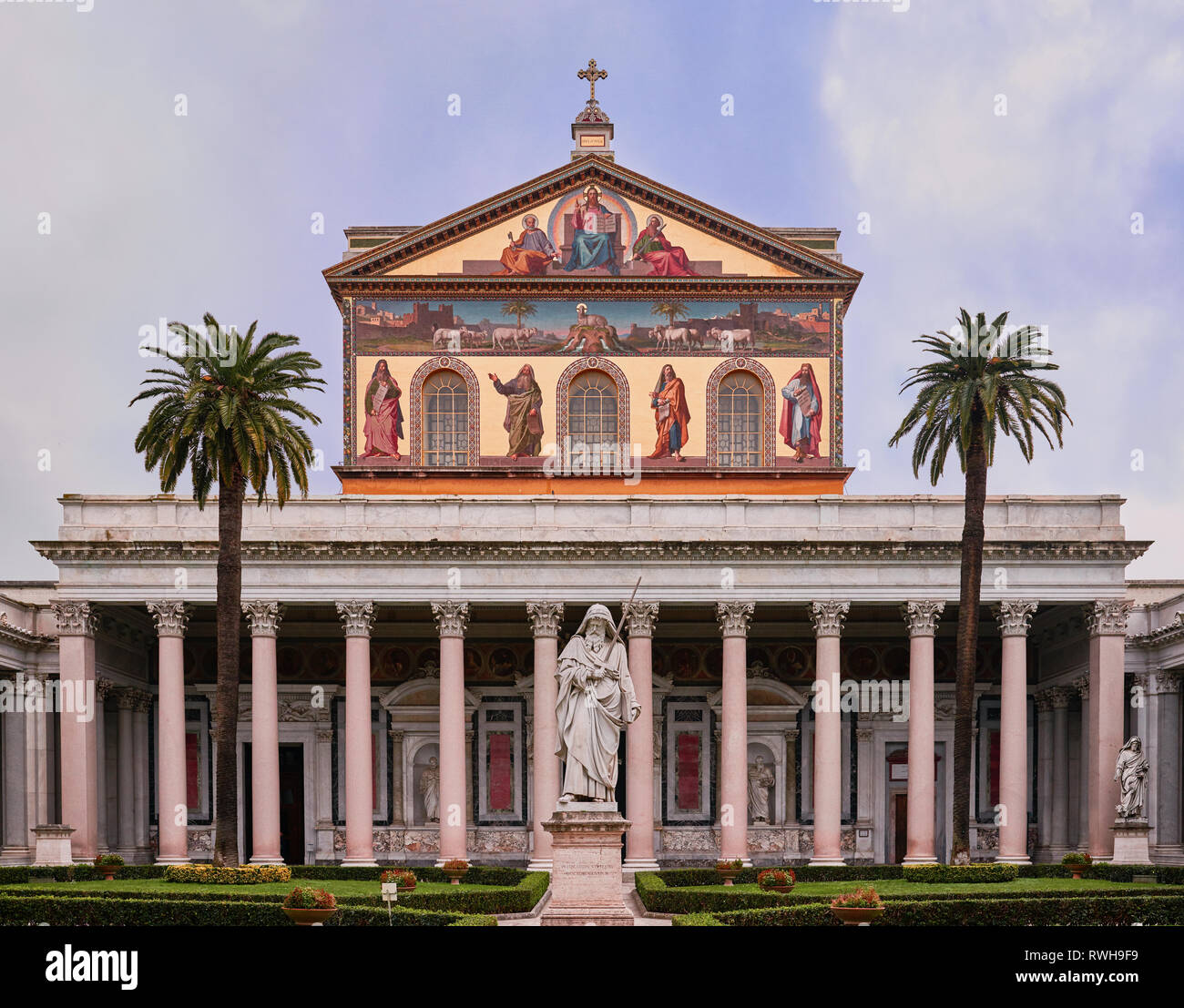 Rom, Außenfassade der Päpstlichen Basilika St. Paul vor den Mauern Stockfoto