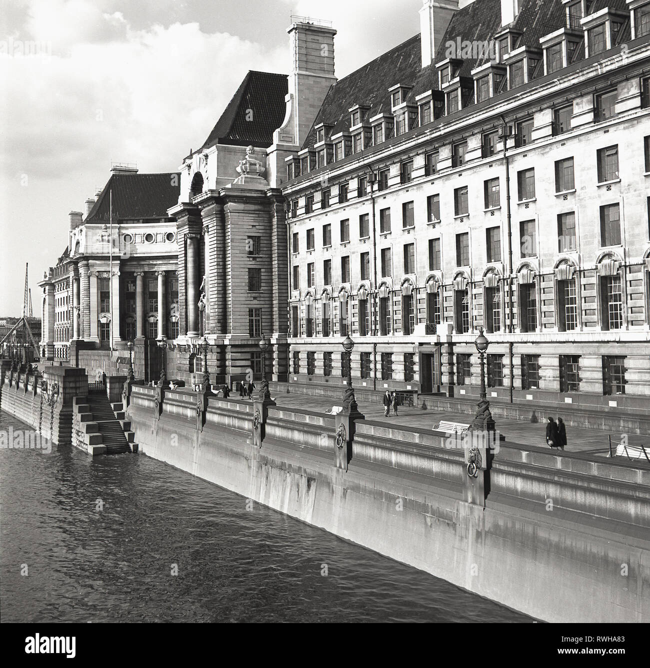 1950, Ansicht von Westminster Bridge der County Hall, mit Blick auf die Themse, auf der South Bank in London. Zu dieser Zeit ist die Büros der LLC, die 'London County Council' und dann von 1965, die GLC,, 'Greater London Council". Das LCC war die wichtigste lokale Regierung Körper für die Grafschaft von London und war die grösste und fortschrittlichste Englisch kommunale Behörde seines Tages. Stockfoto