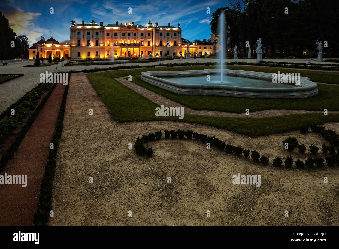 Gärten des Palace Complex Branicki in der Nacht in Bialystok, Polen. Stockfoto