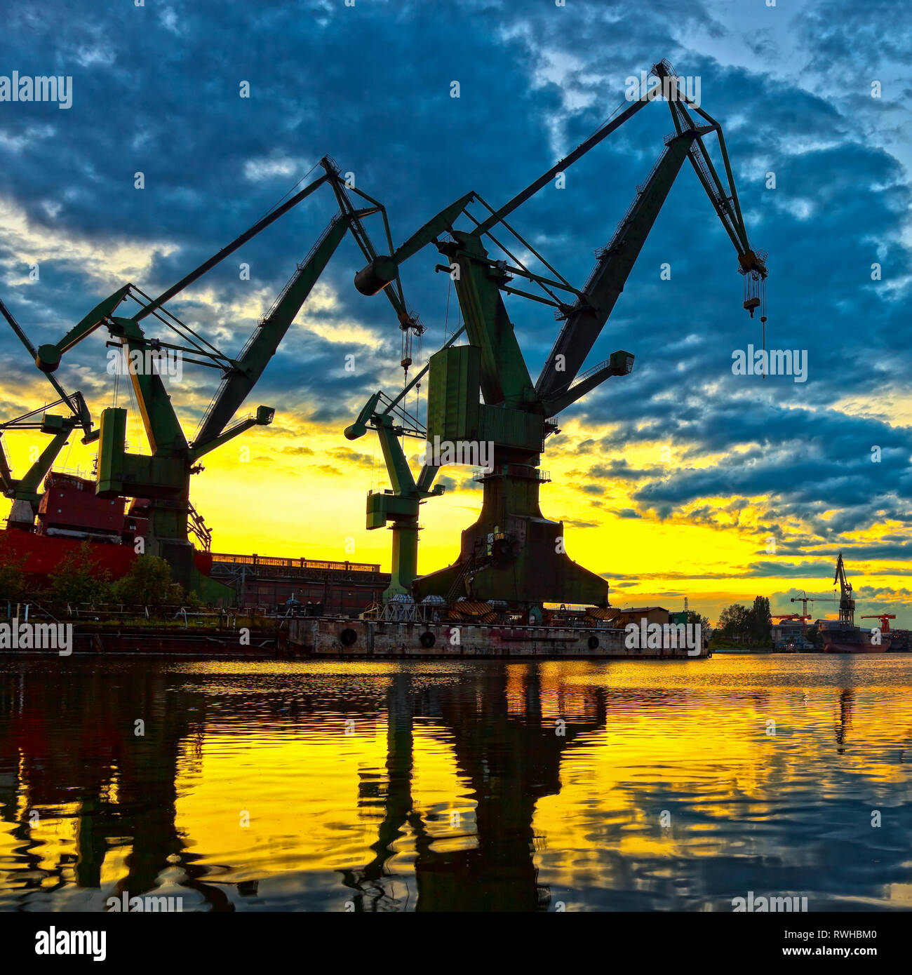 Große Werft Kräne bei Sonnenuntergang in Danzig, Polen. Stockfoto