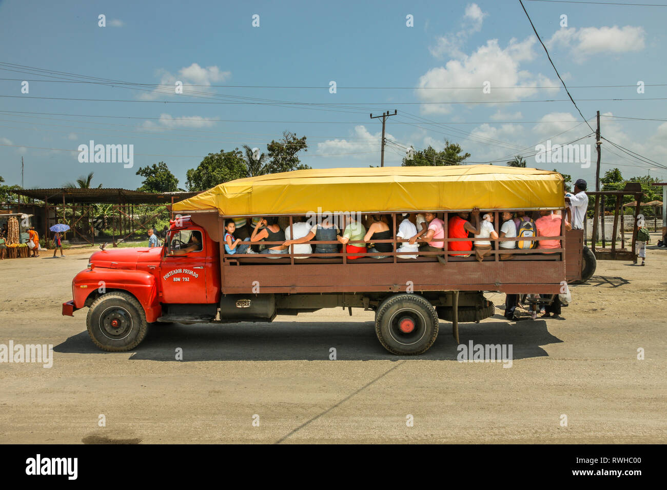 San Cristóbal, Kuba. 29. Mai 2009. Ein eigenes betrieben Transport Lkw nimmt Fahrgäste in der Stadt San Cristóbal, Kuba Stockfoto