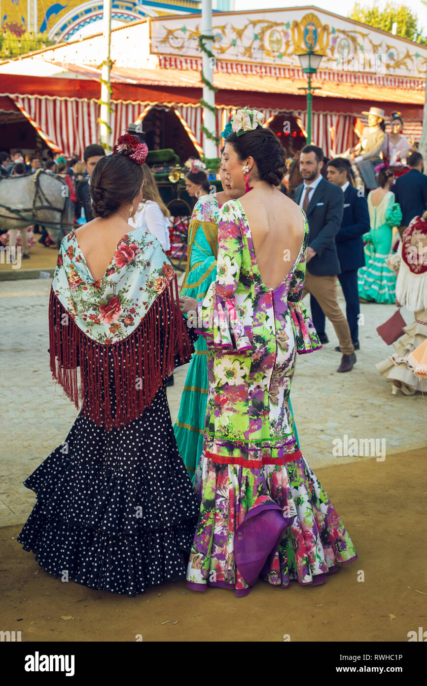 Frauen gekleidet in traditionellen Kostümen genießen April Messe, Sevilla Messe (Feria de Sevilla). Stockfoto