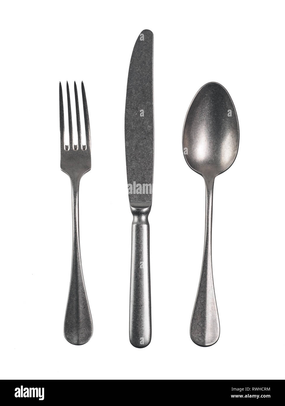 Modernes Besteck mit antiken Wirkung. Besteck mit Gabel, Messer und Löffel isoliert auf Weiss mit clipping path Ein. Stockfoto