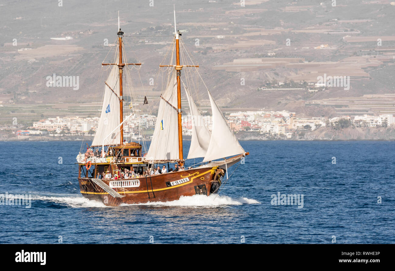 Los Gigantes, Spanien - 8. Februar: Touristische ausflug Schiff auf Dolphin wathcing Reise an der Küste von Los Gigantes, am 8. Februar 2019 in Teneriffa, Spanien Stockfoto