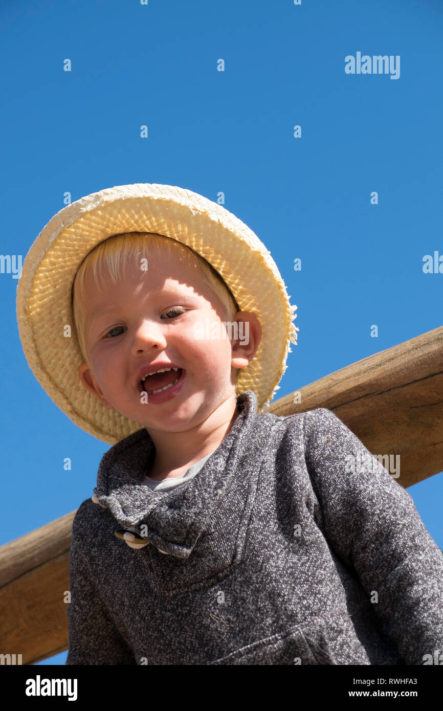 Harter Kerl mit Strohhut. Stockfoto