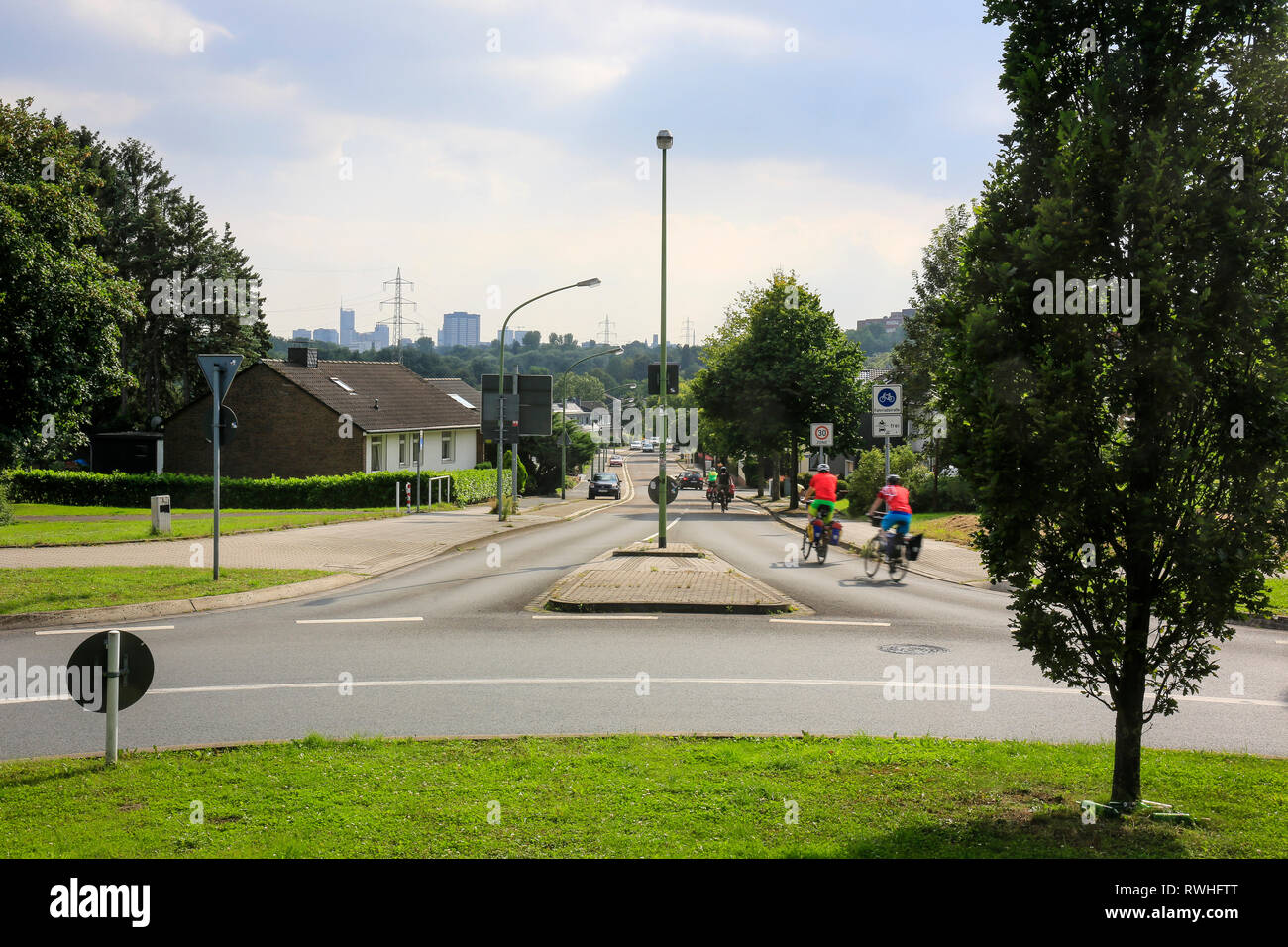 Essen, Nordrhein-Westfalen, Ruhrgebiet, Deutschland - Street Szene mit Radfahrern in Stoppenberg mit Blick in Richtung Stadtzentrum von Essen, hier auf. Stockfoto