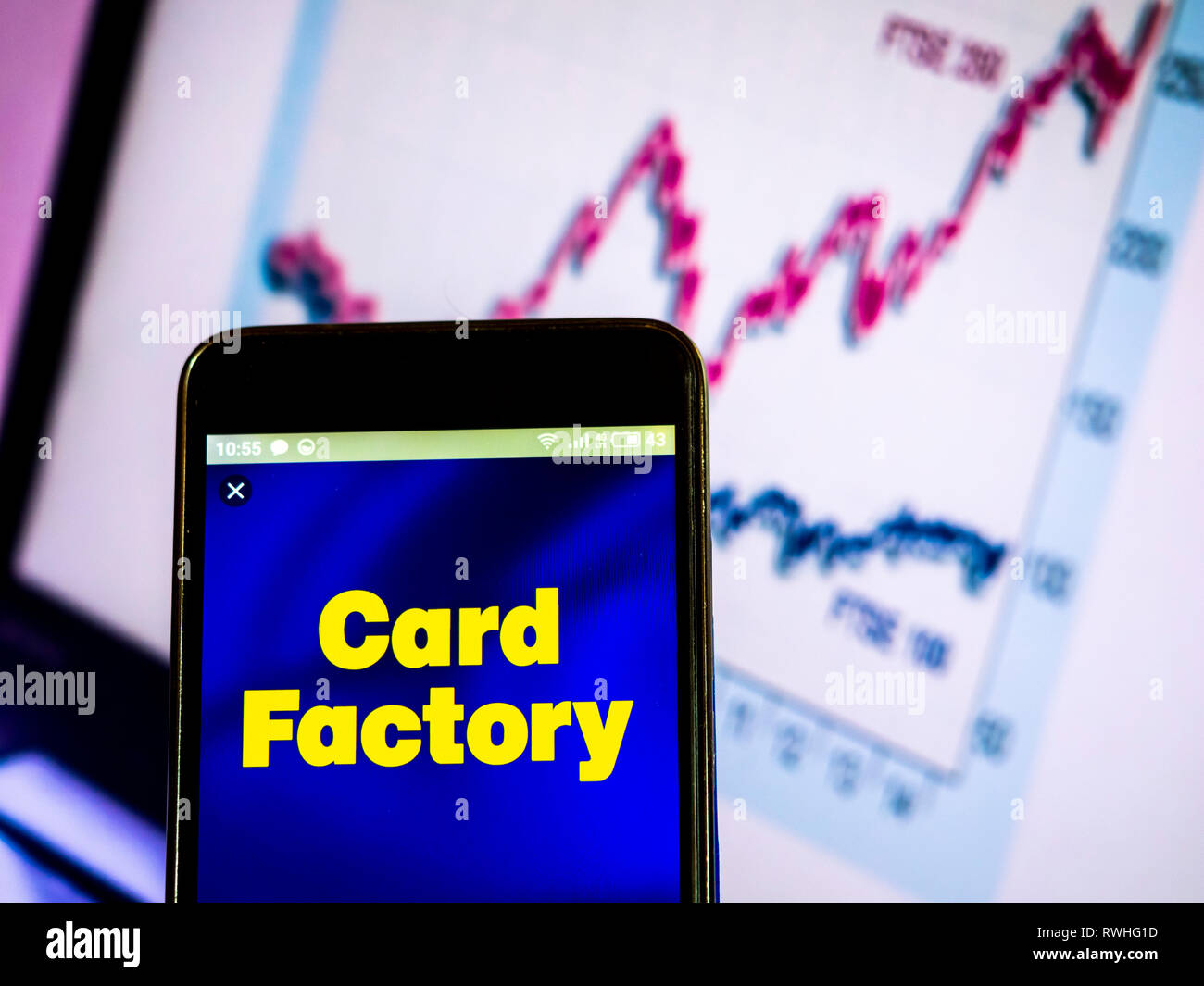 Card Factory plc Firmenlogo auf dem Smartphone angezeigt. Stockfoto