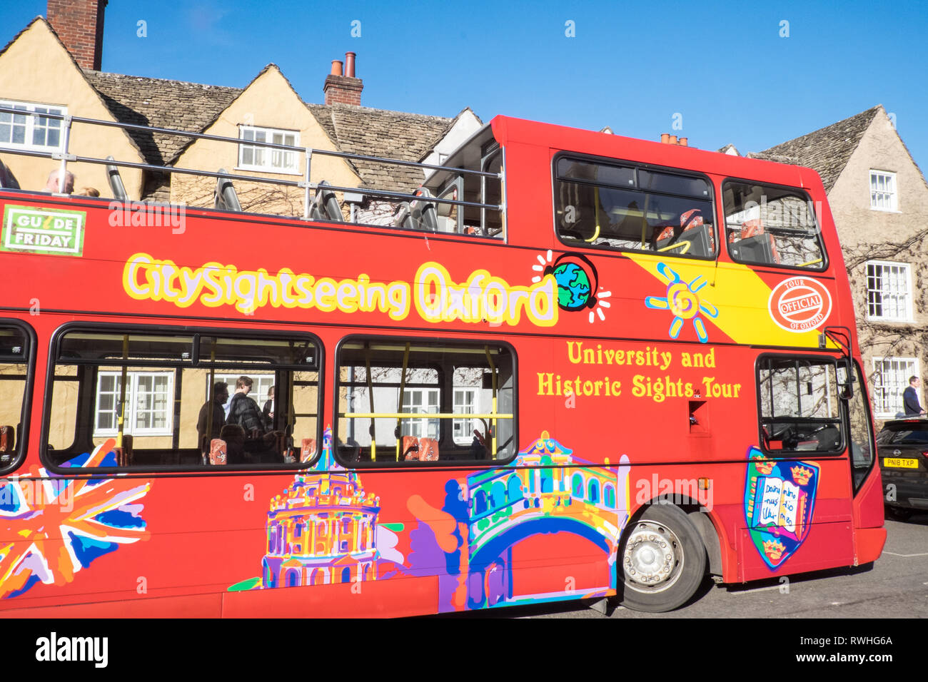Hop-on, Hop-off Tour bus, Stadt, Sightseeing, Oxford, University Town, Oxford Universität, Stadt, Stadt, Oxfordshire, Cotswolds, England, Englisch, Großbritannien, Stockfoto
