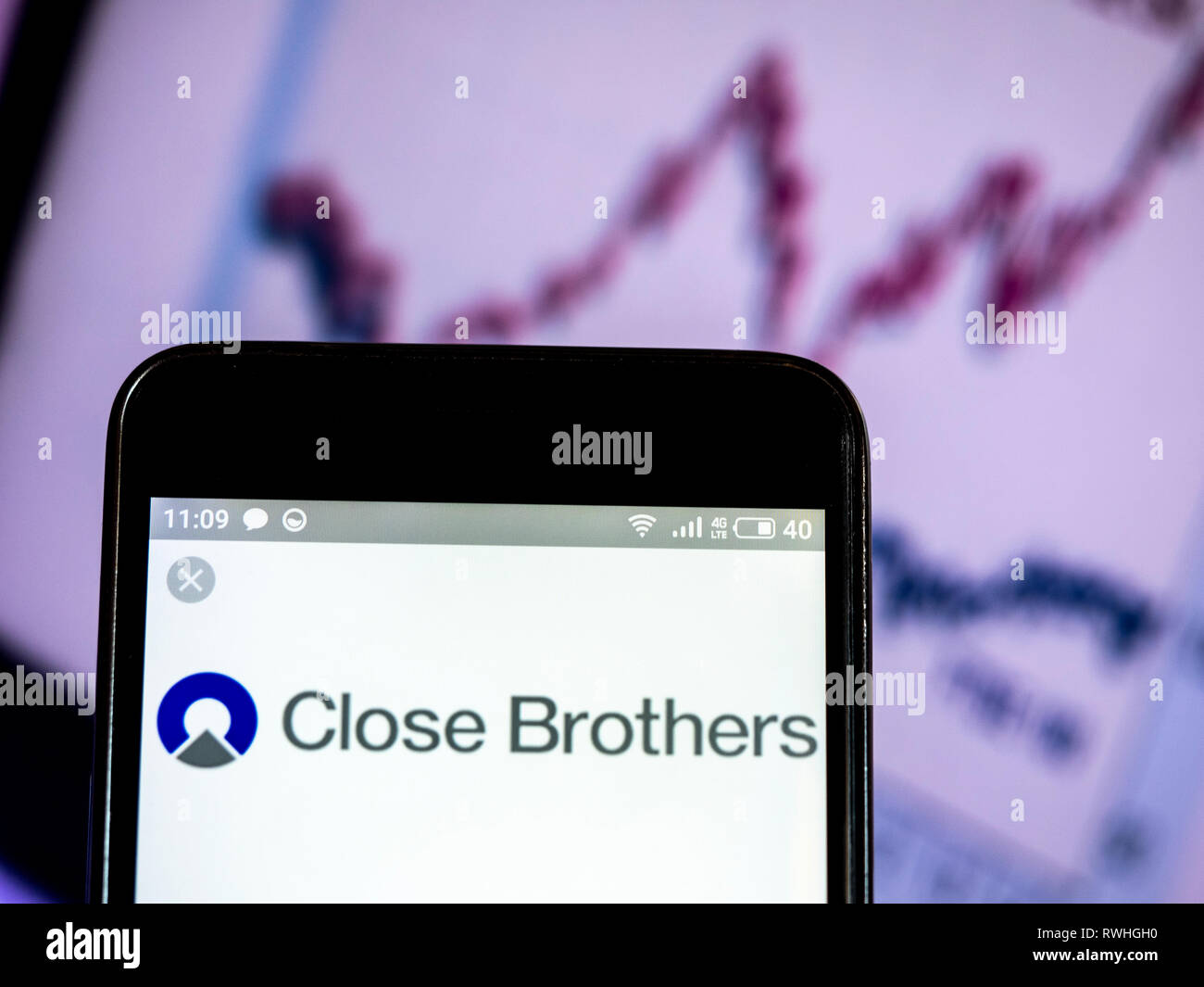 Close Brothers Group plc Firmenlogo auf dem Smartphone angezeigt. Stockfoto