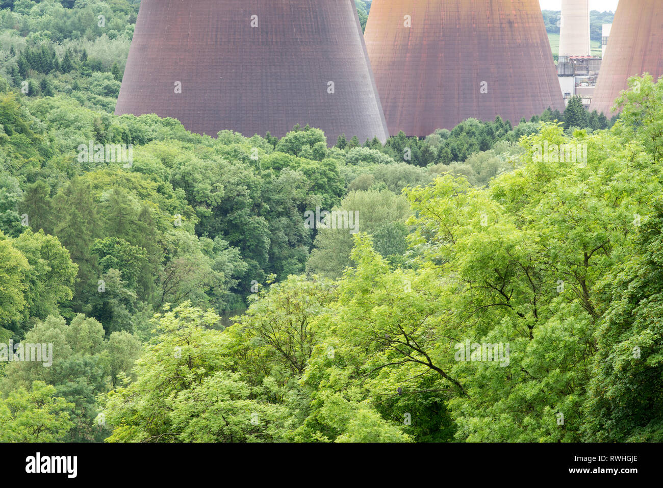 Cooling Towers neben dem Fluss Severn bei Ironbridge in Shropshire, England, Großbritannien. Stockfoto