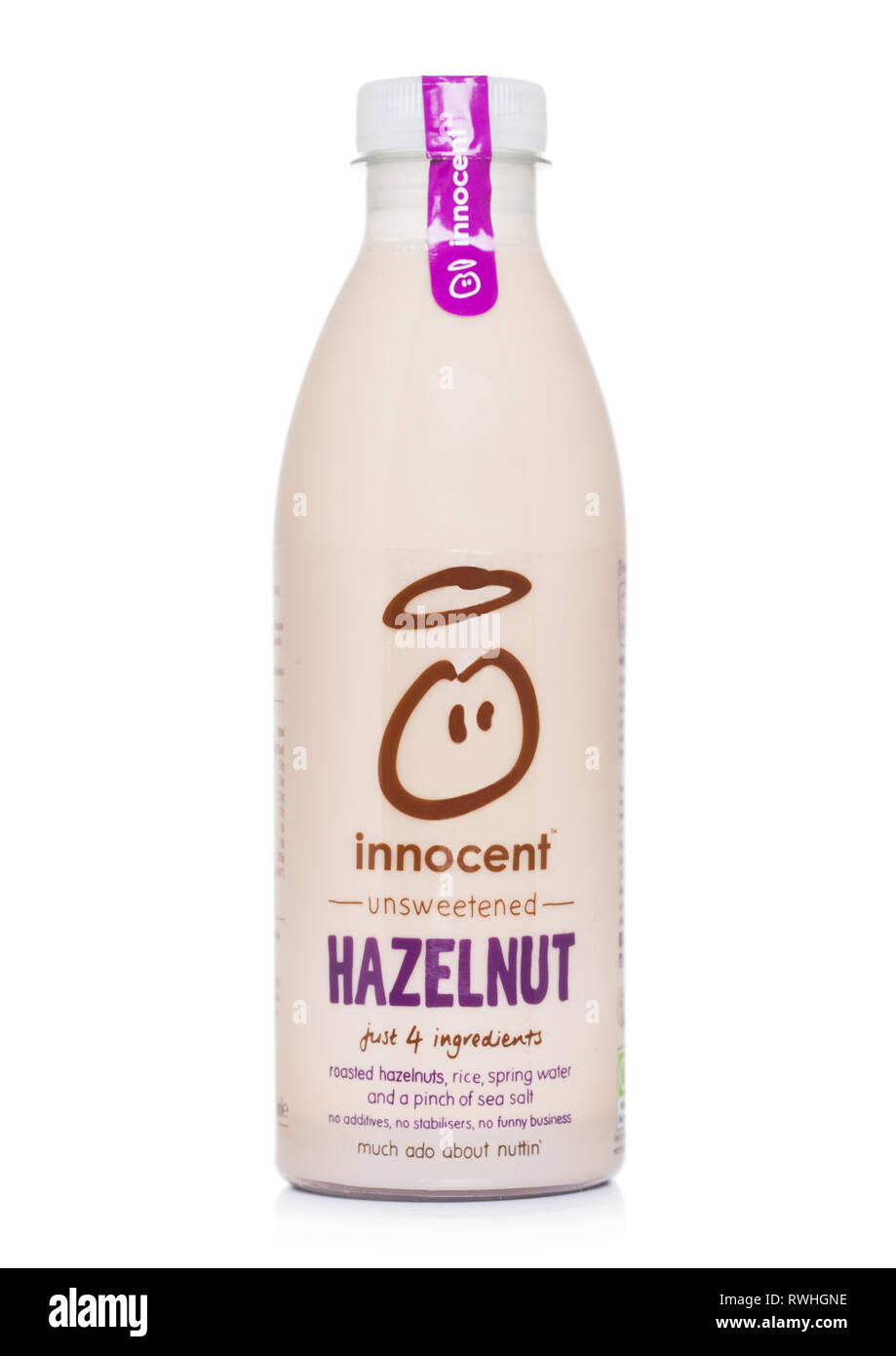 LONDON, Großbritannien - 05.MÄRZ 2019: Flasche unschuldige Haselnuss Drink mit Quellwasser und Meersalz auf weißem Hintergrund. Stockfoto