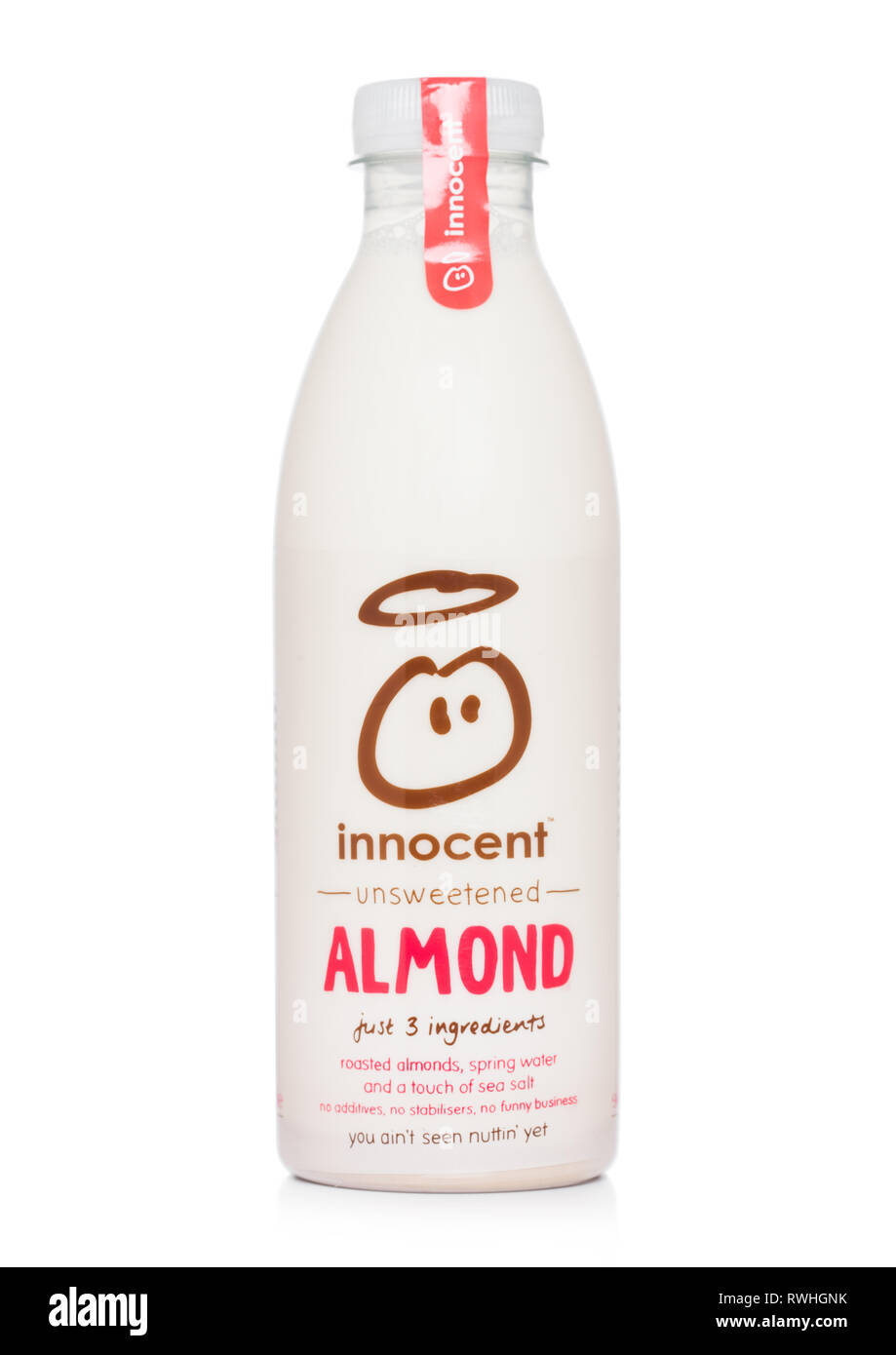 LONDON, Großbritannien - 05.MÄRZ 2019: Flasche unschuldige Mandel Drink mit Quellwasser und Meersalz auf weißem Hintergrund. Stockfoto