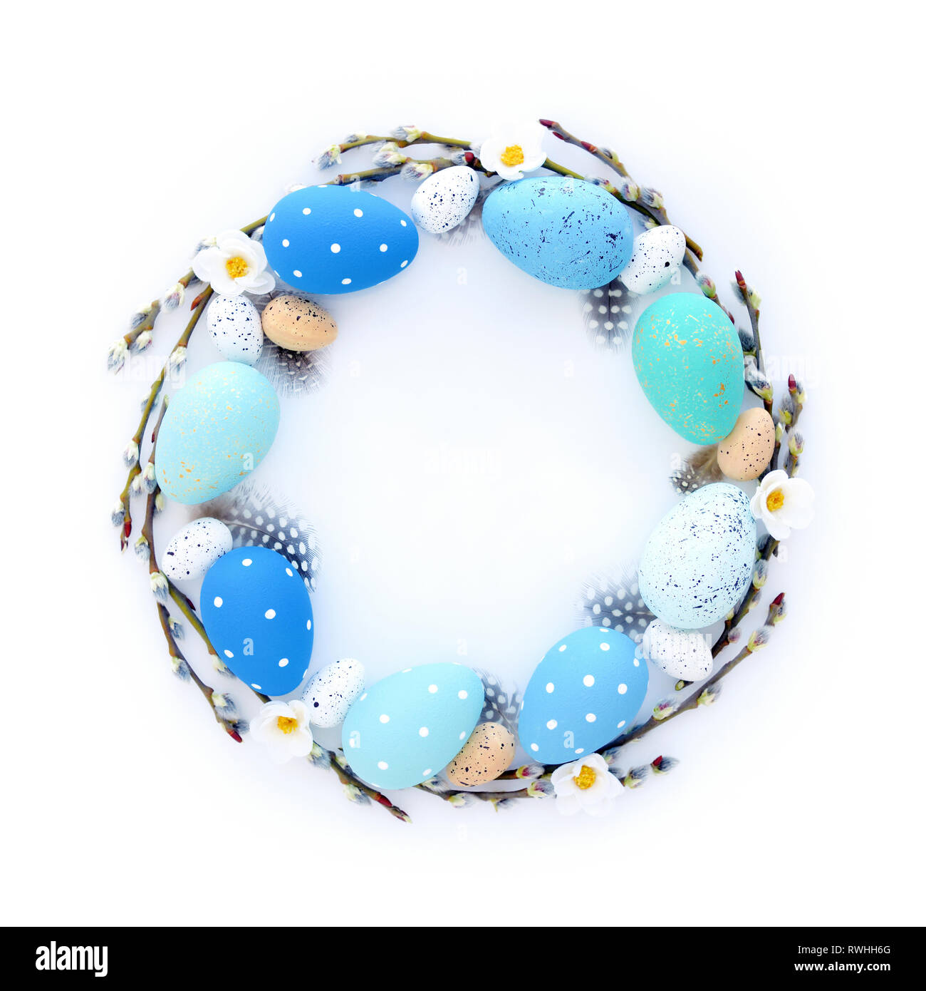 Kreative Ostern Layout aus Eiern und Weidenzweige auf weißem Hintergrund. Kreis Kranz flach Konzept Stockfoto