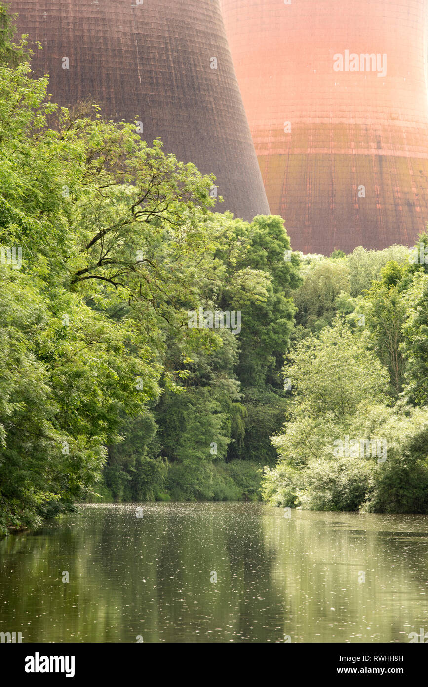Cooling Towers neben dem Fluss Severn bei Ironbridge in Shropshire, England, Großbritannien. Stockfoto