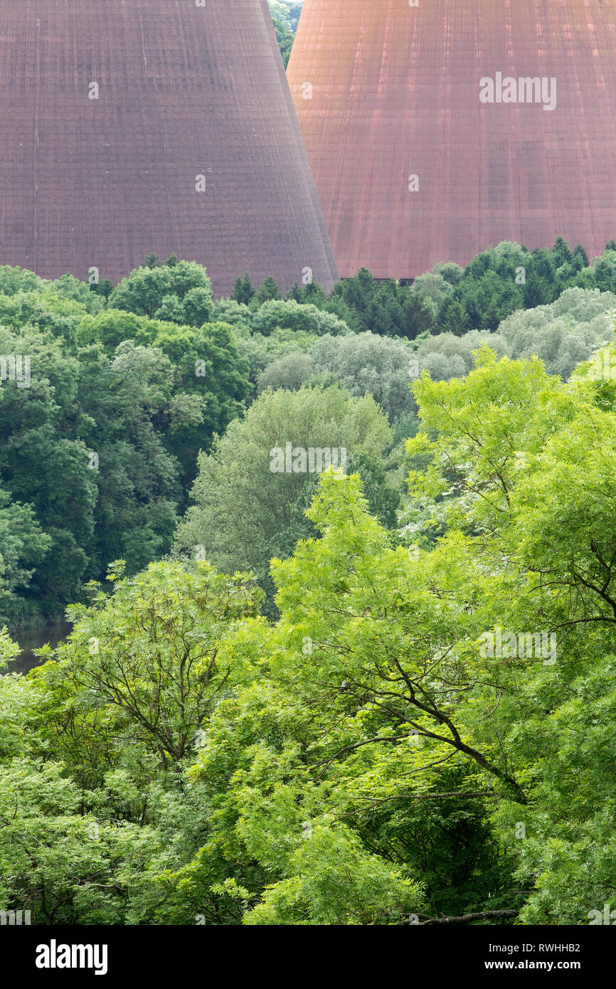 Cooling Towers neben dem Fluss Severn bei Ironbridge in Shropshire, England, Großbritannien. Stockfoto