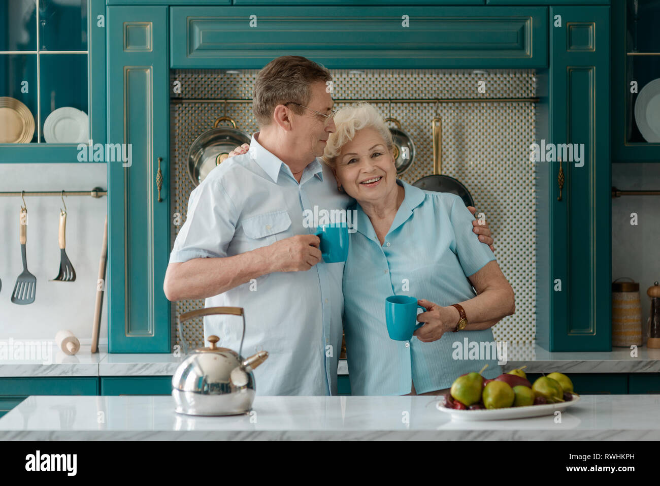 Älteres Paar, umarmen Stockfoto