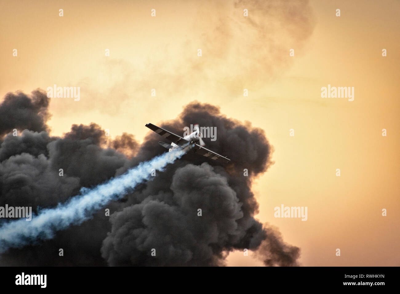 Yak-50 Kunstflug Ebene durch eine Wolke von Rauch bei einer Airshow flying Stockfoto