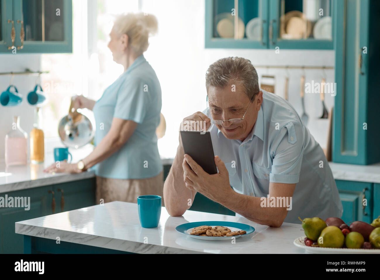 Opa ansehen Lustige videos Stockfoto