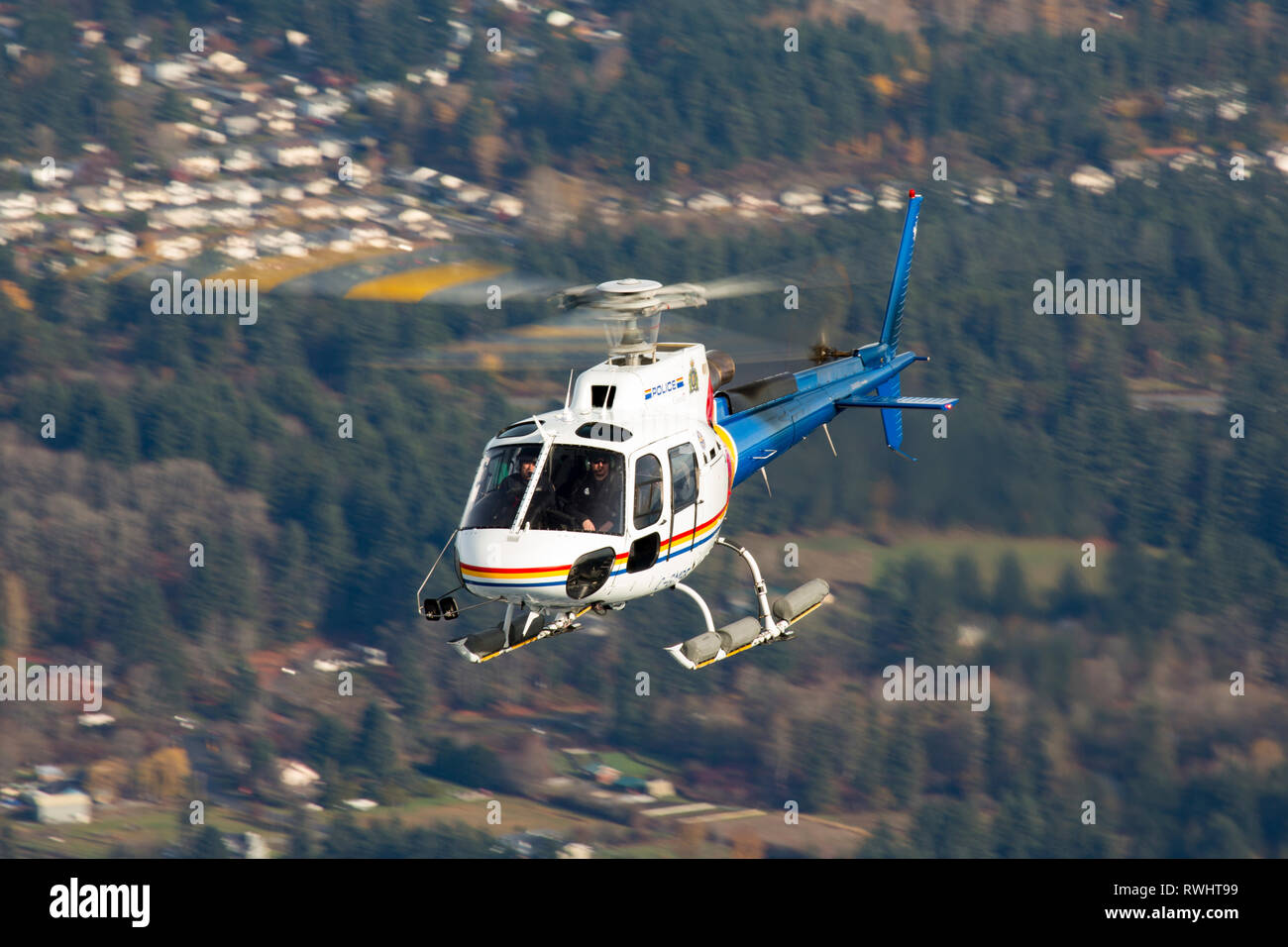 Die Royal Canadian Mounted Police helicopter, Eurocopter AS 350, fliegt in der Nähe von Nanaimo, British Columbia, Kanada Stockfoto