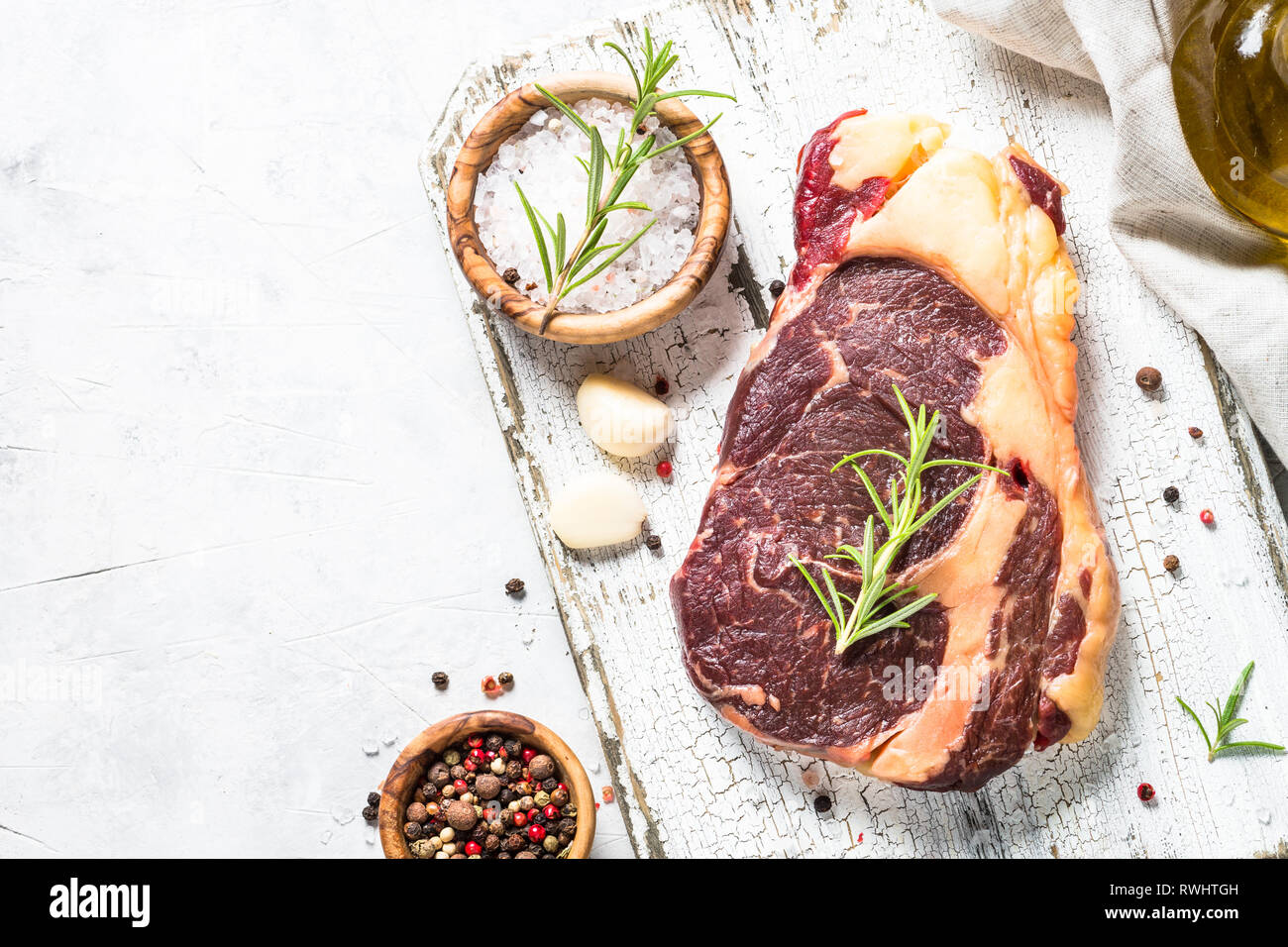 Beef ribeye Steak mit Kräuter und Gewürze, Ansicht von oben. Stockfoto