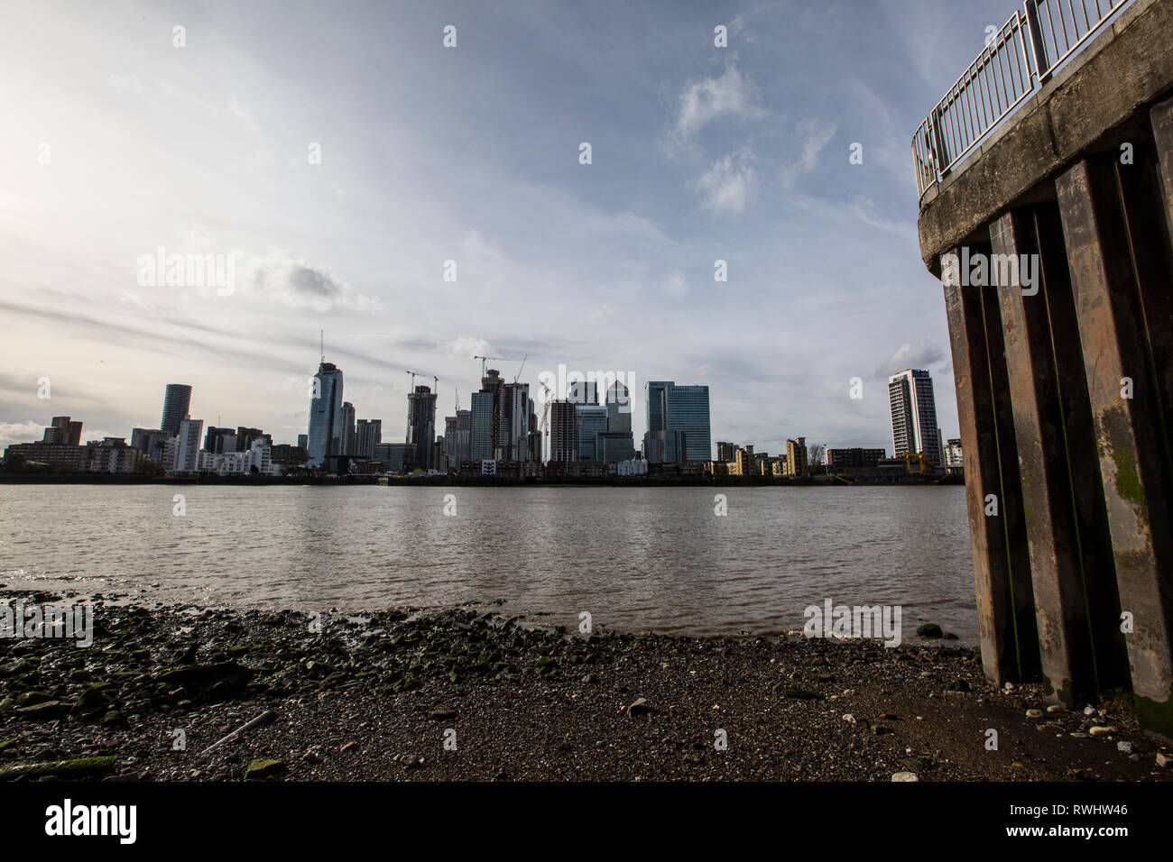 Greenwich Halbinsel mit Blick auf Canary Wharf Financial District über die Themse, London, England, Vereinigtes Königreich Stockfoto